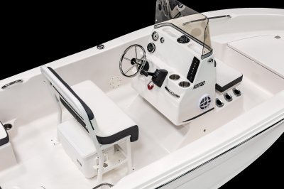 Robalo R160 Helm