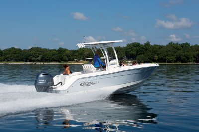 Robalo R222EX Running Starboard View